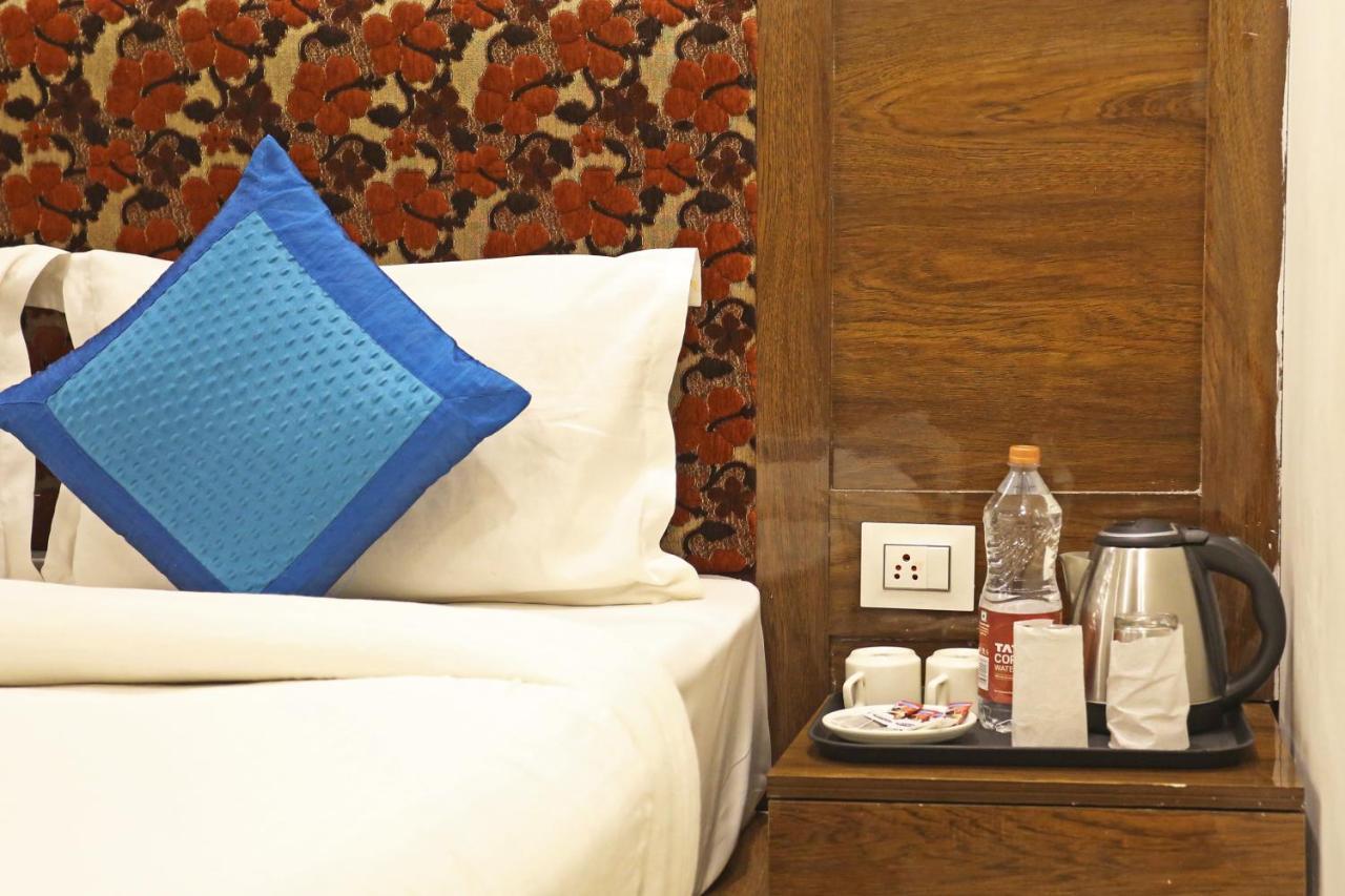 Hotel Emblem Suites- Near Delhi Airport Nova Deli Exterior foto