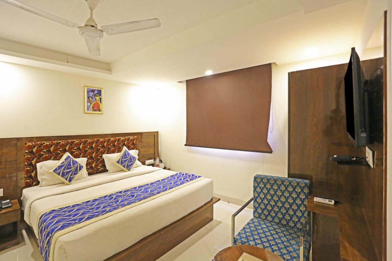 Hotel Emblem Suites- Near Delhi Airport Nova Deli Exterior foto