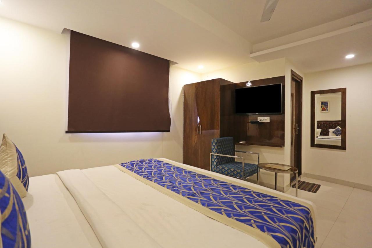 Hotel Emblem Suites- Near Delhi Airport Nova Deli Exterior foto