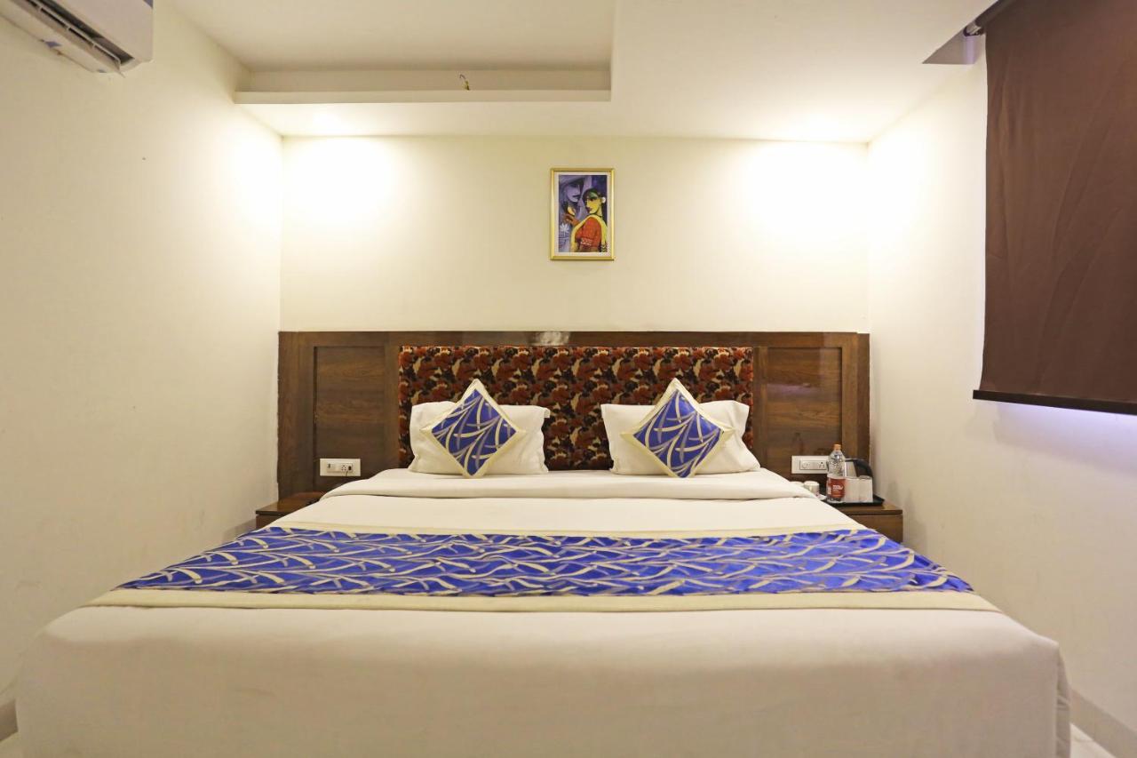 Hotel Emblem Suites- Near Delhi Airport Nova Deli Exterior foto