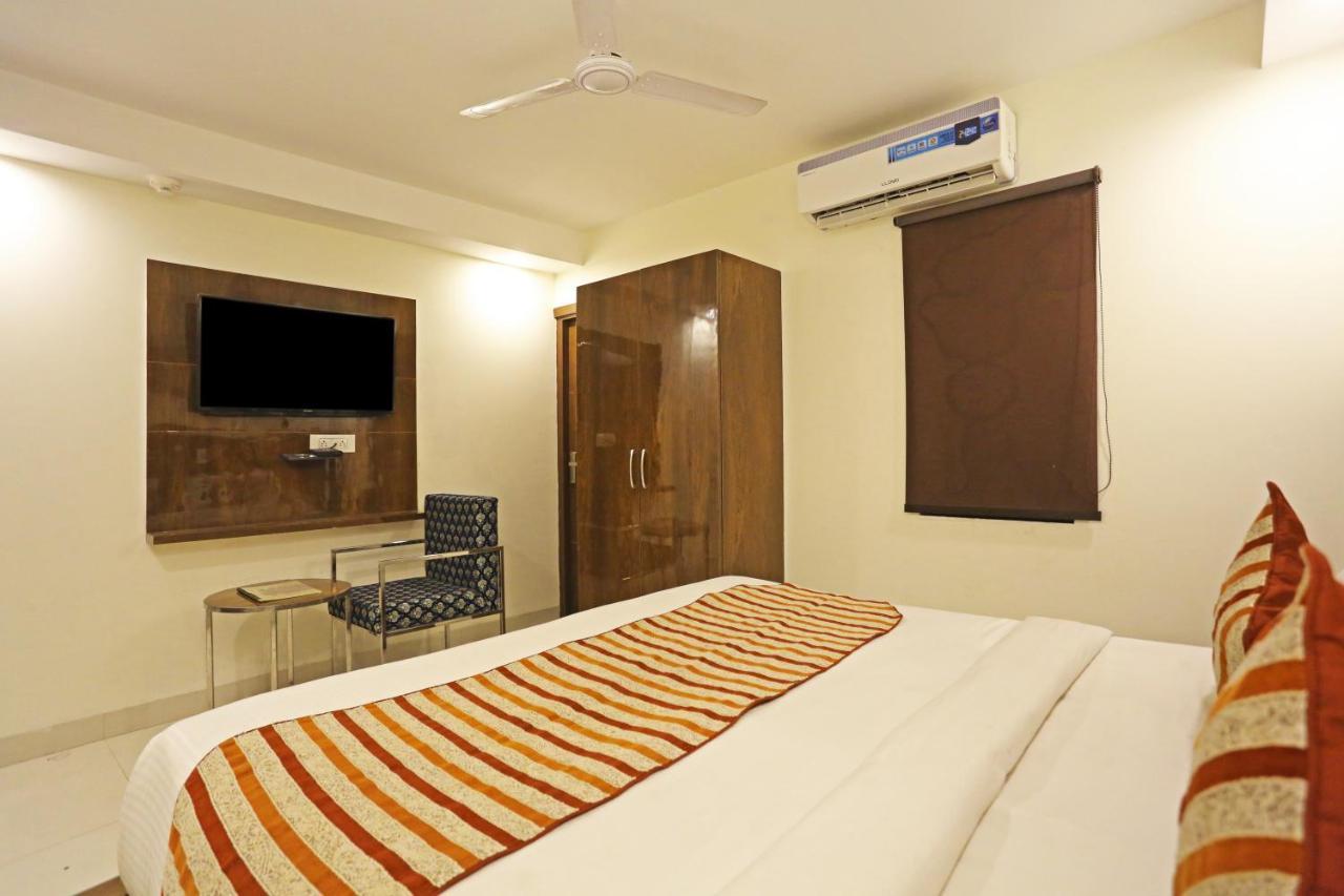 Hotel Emblem Suites- Near Delhi Airport Nova Deli Exterior foto