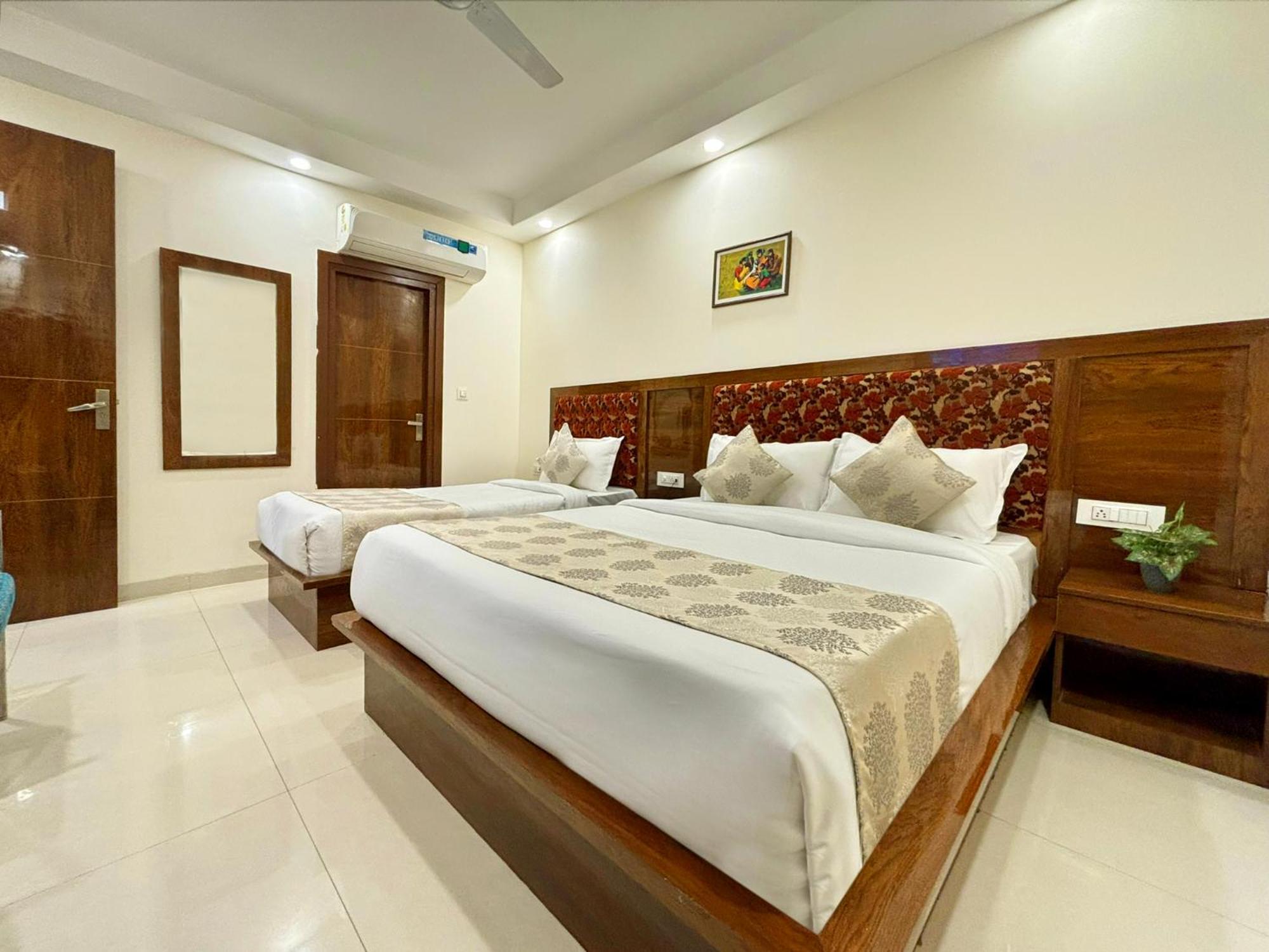 Hotel Emblem Suites- Near Delhi Airport Nova Deli Exterior foto