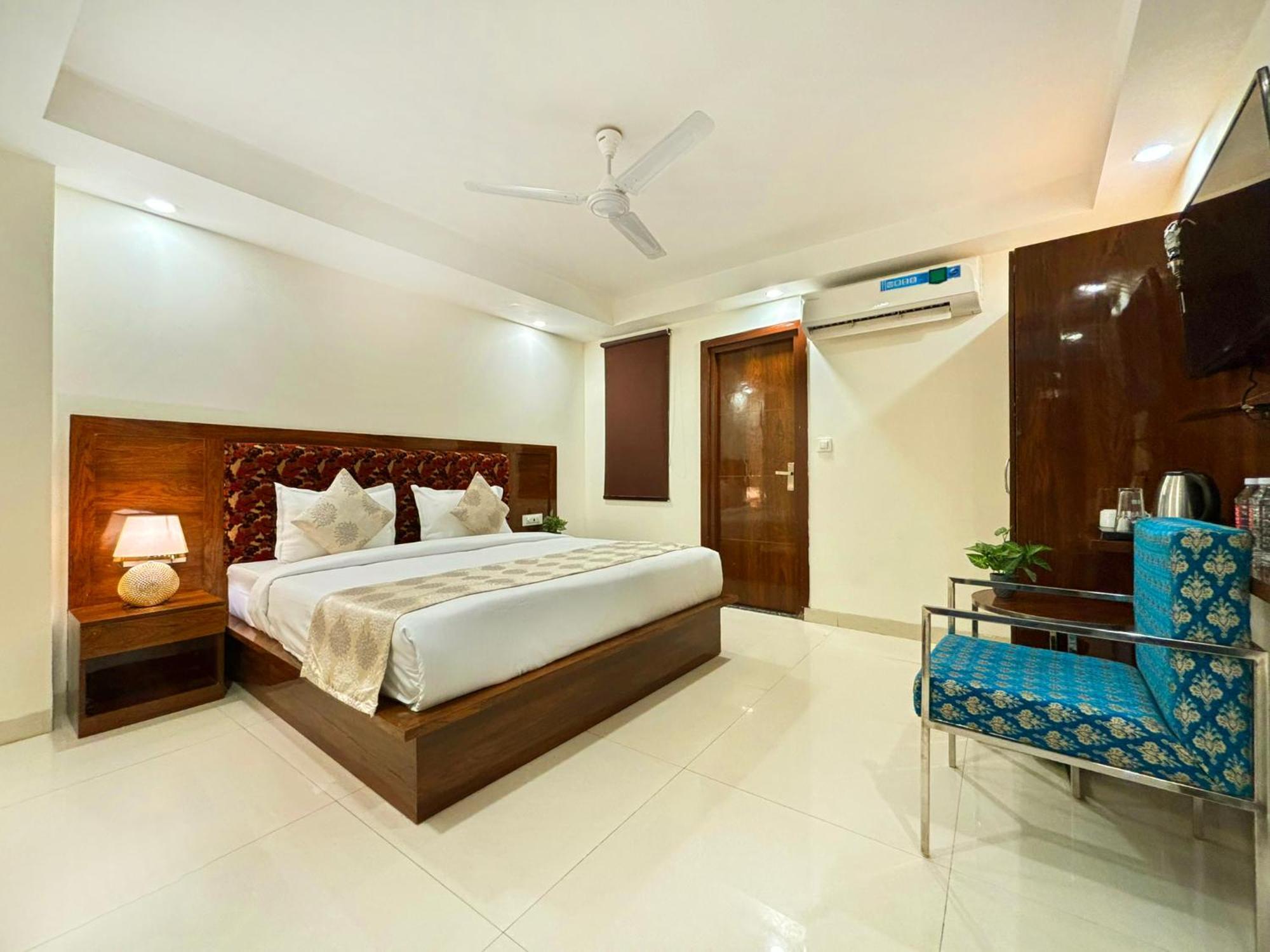 Hotel Emblem Suites- Near Delhi Airport Nova Deli Exterior foto