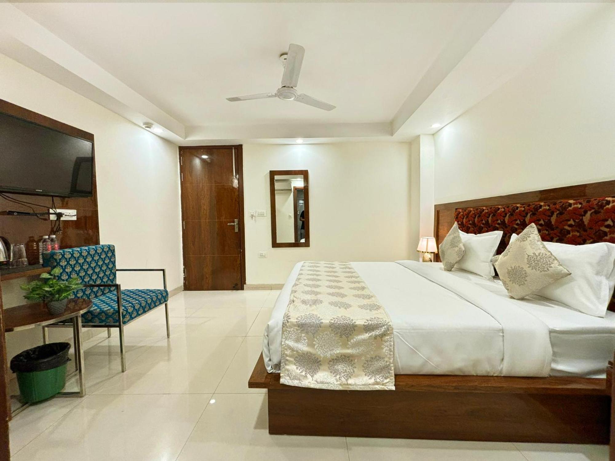Hotel Emblem Suites- Near Delhi Airport Nova Deli Exterior foto