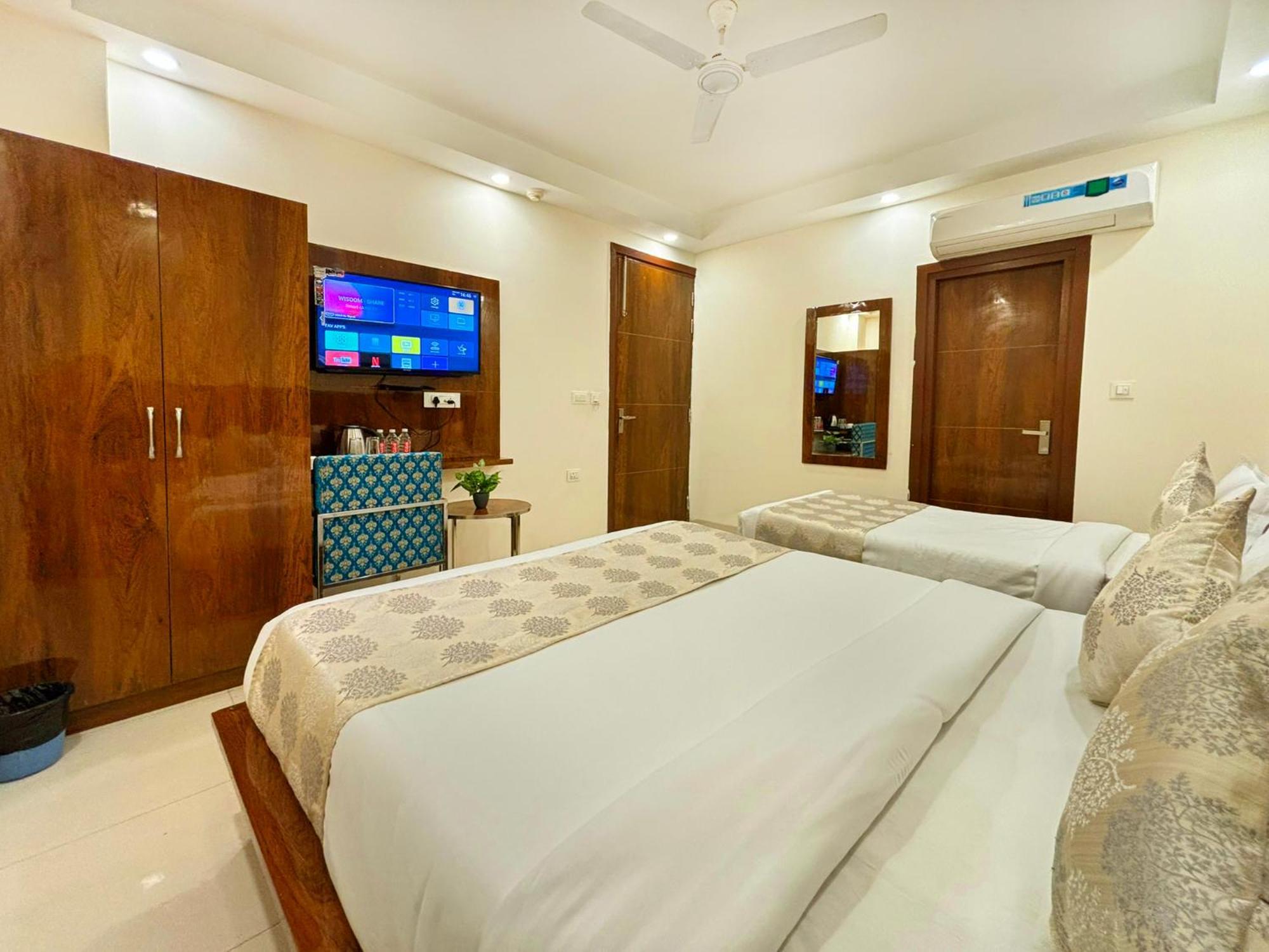 Hotel Emblem Suites- Near Delhi Airport Nova Deli Exterior foto