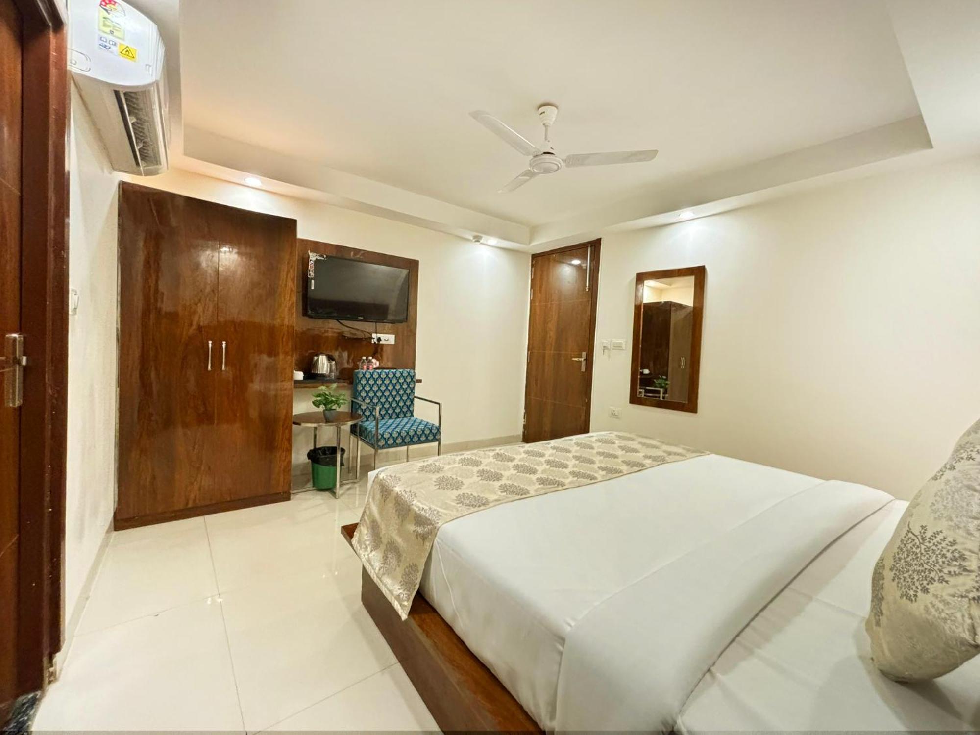 Hotel Emblem Suites- Near Delhi Airport Nova Deli Exterior foto