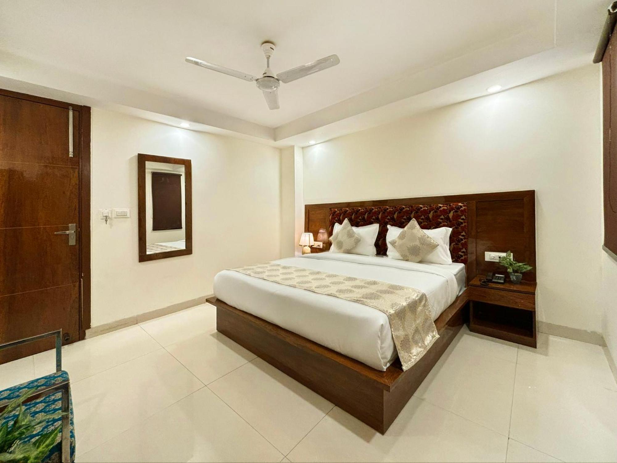 Hotel Emblem Suites- Near Delhi Airport Nova Deli Exterior foto