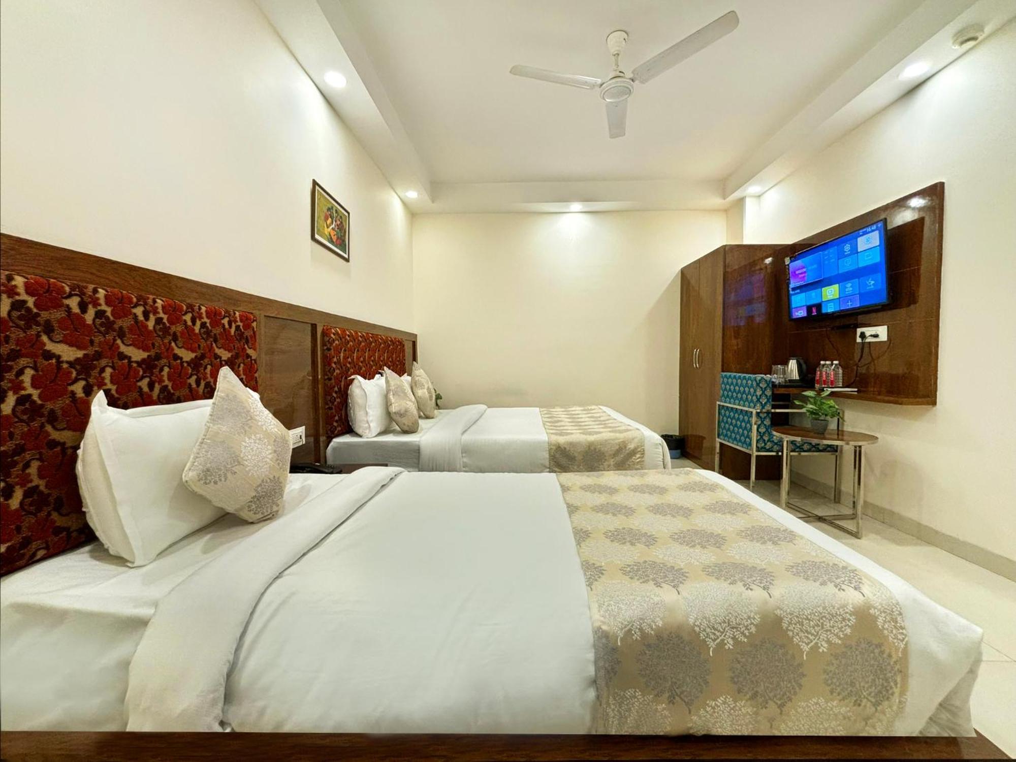 Hotel Emblem Suites- Near Delhi Airport Nova Deli Exterior foto