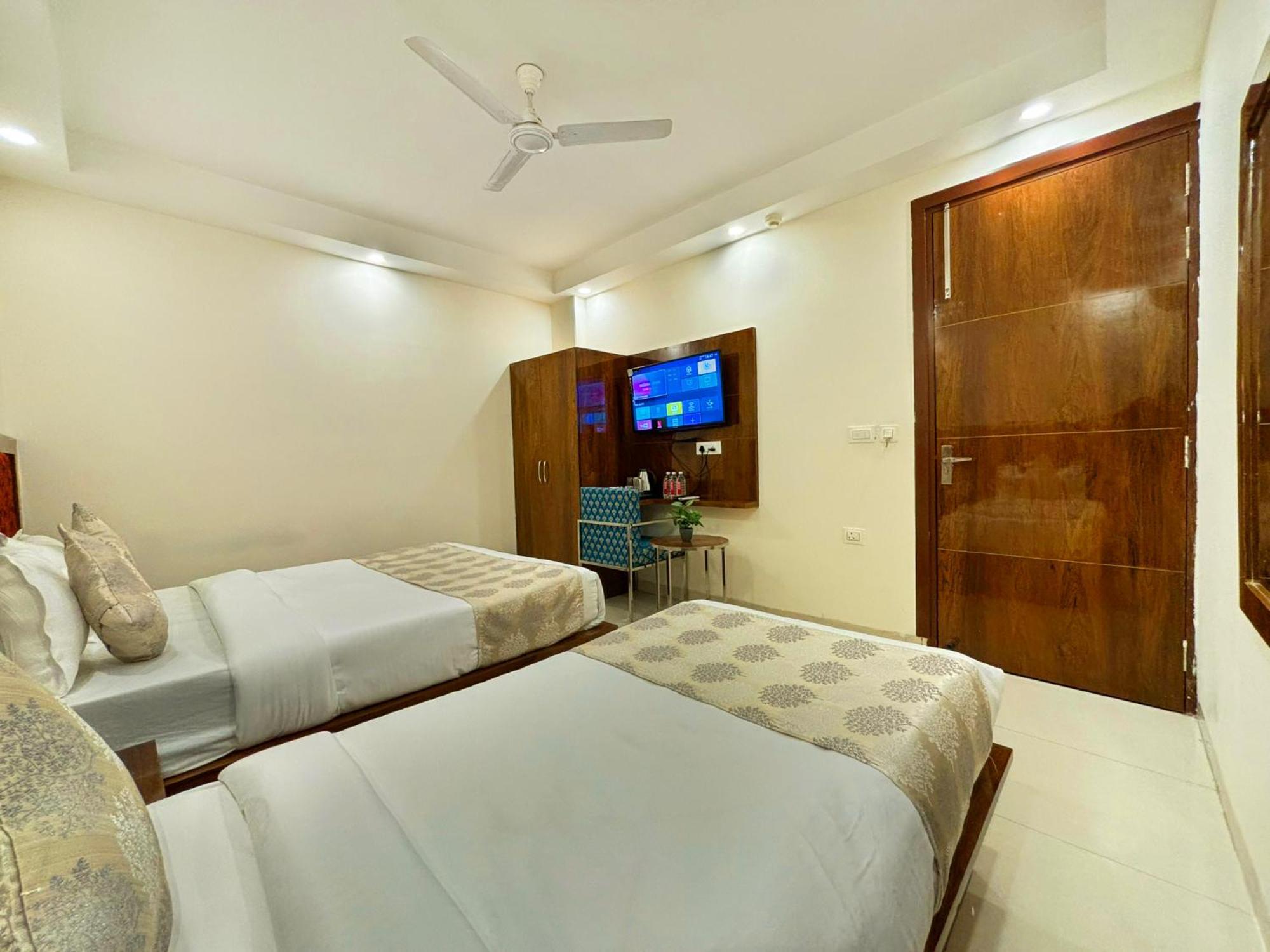 Hotel Emblem Suites- Near Delhi Airport Nova Deli Exterior foto