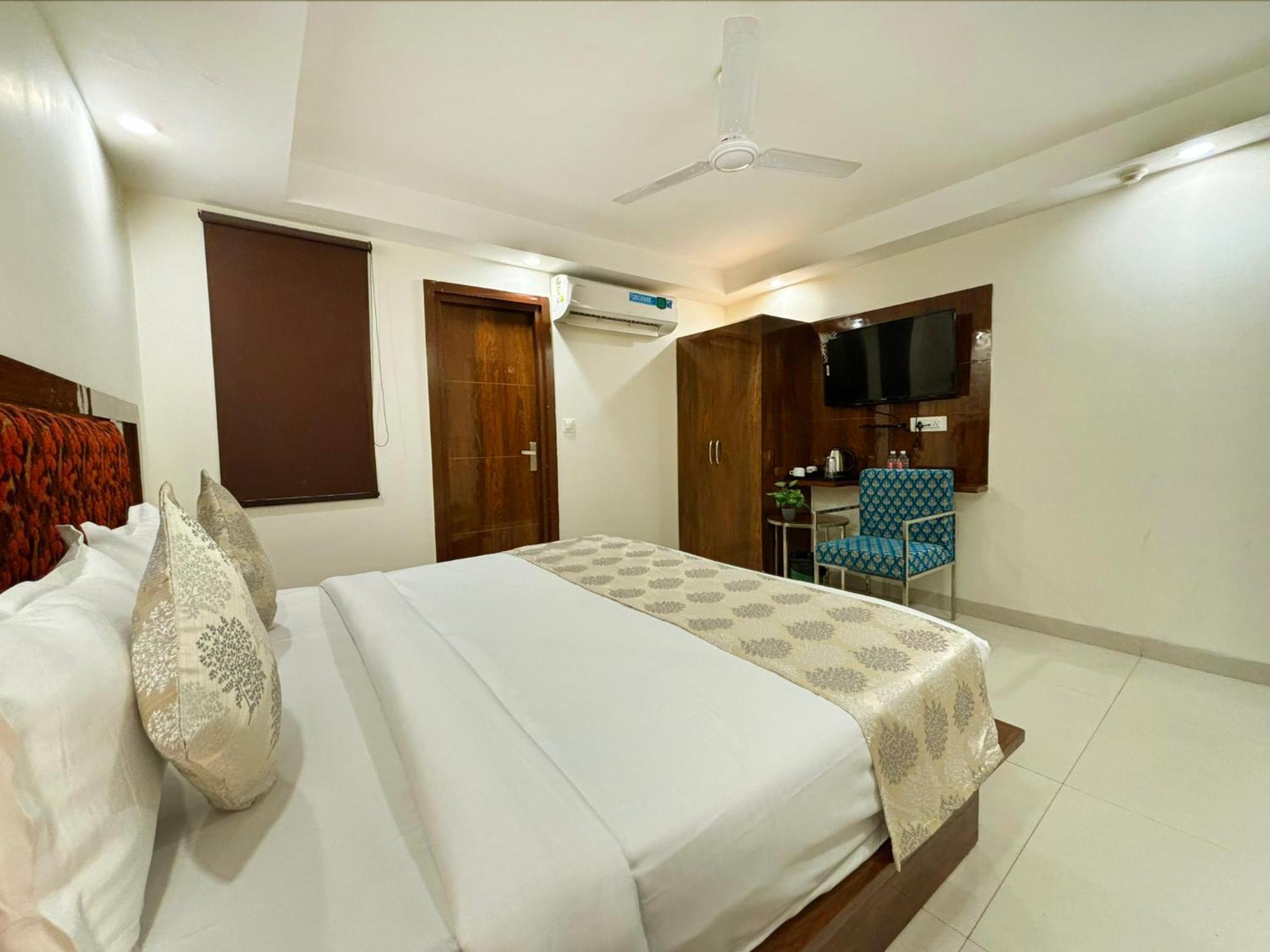 Hotel Emblem Suites- Near Delhi Airport Nova Deli Exterior foto