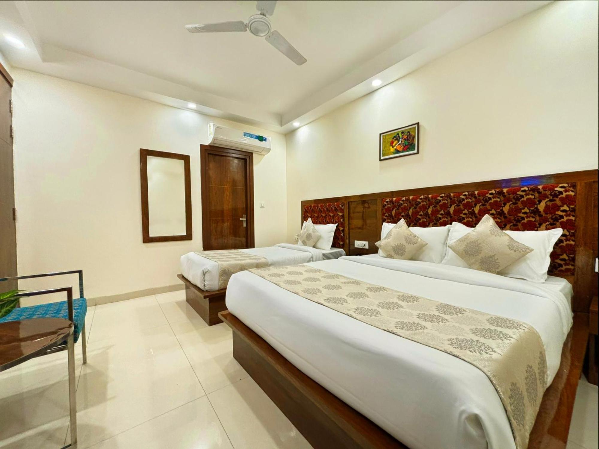 Hotel Emblem Suites- Near Delhi Airport Nova Deli Exterior foto