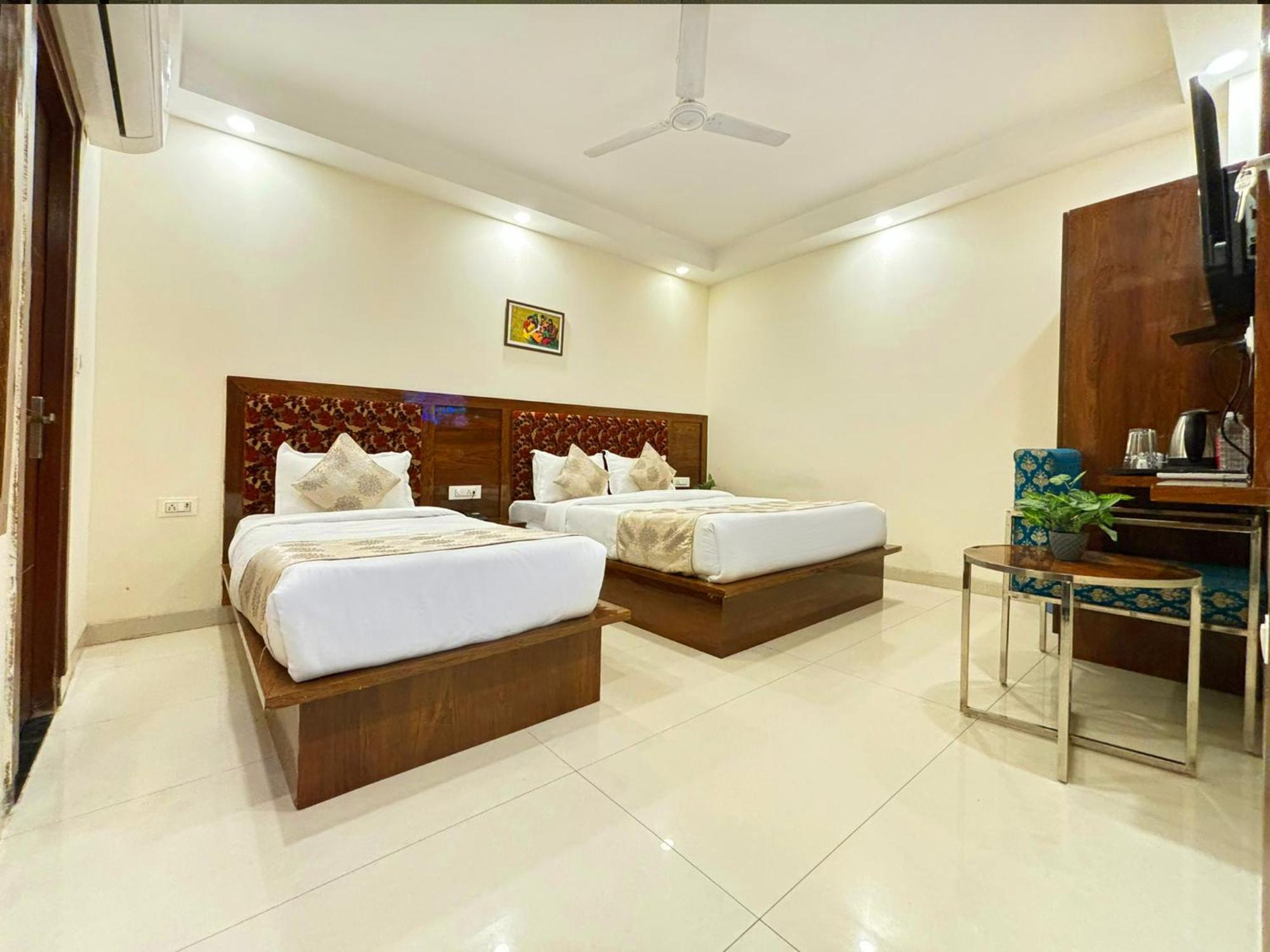 Hotel Emblem Suites- Near Delhi Airport Nova Deli Exterior foto