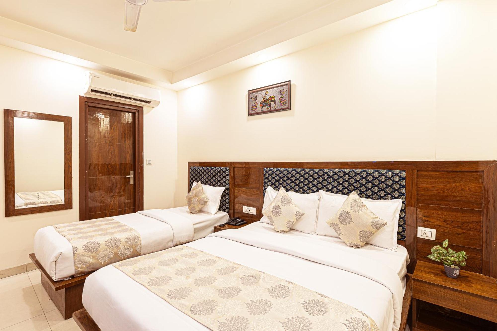 Hotel Emblem Suites- Near Delhi Airport Nova Deli Exterior foto