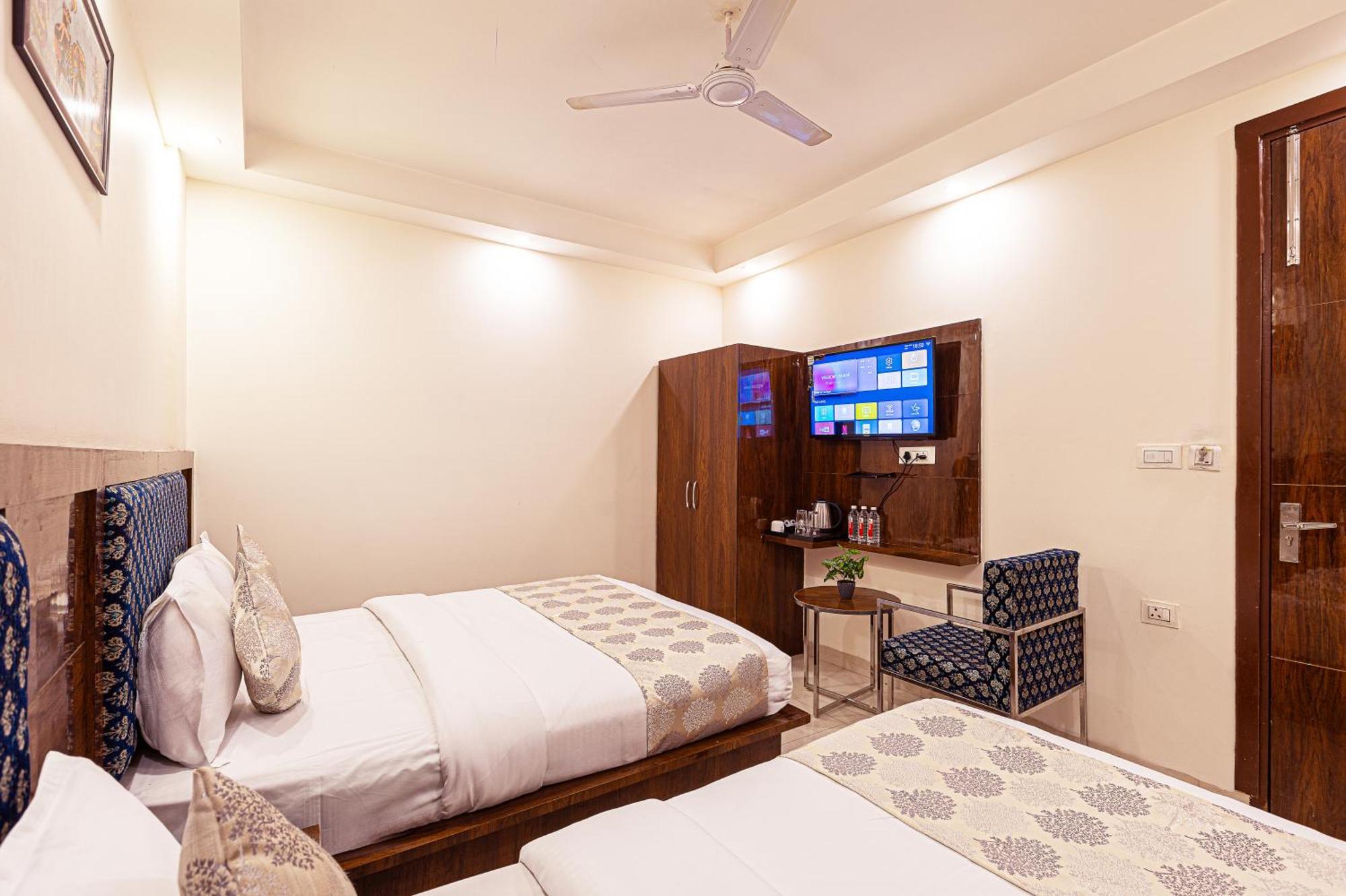 Hotel Emblem Suites- Near Delhi Airport Nova Deli Exterior foto