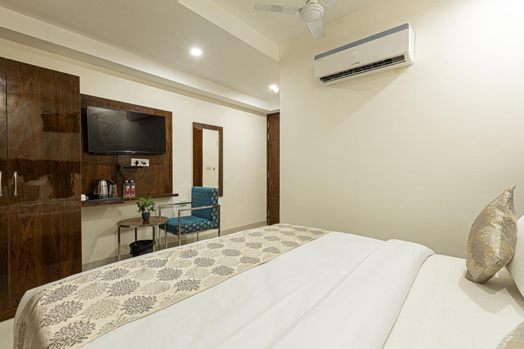 Hotel Emblem Suites- Near Delhi Airport Nova Deli Exterior foto