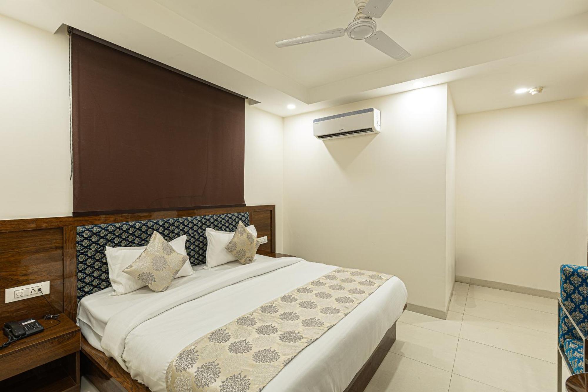 Hotel Emblem Suites- Near Delhi Airport Nova Deli Exterior foto