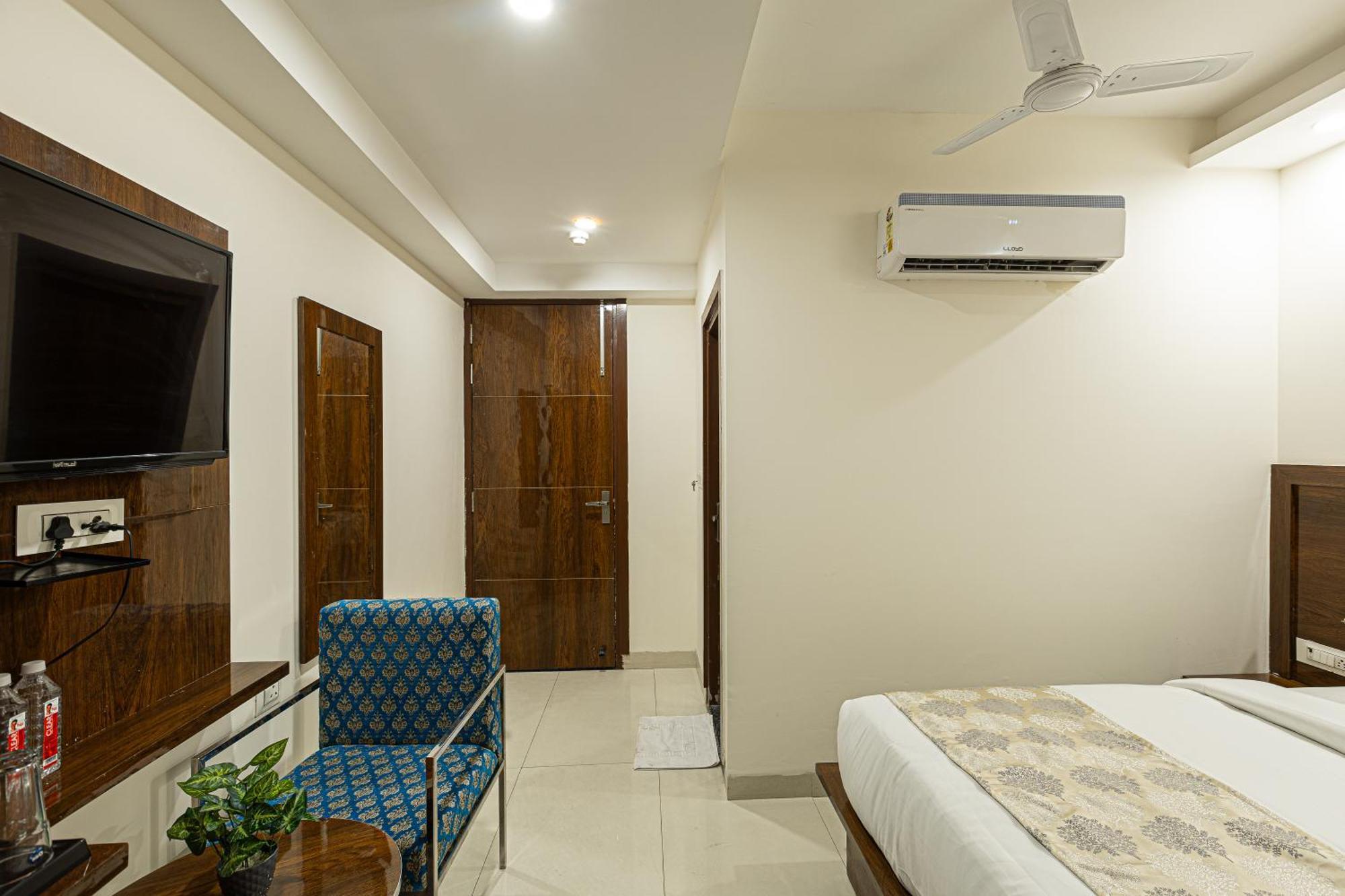 Hotel Emblem Suites- Near Delhi Airport Nova Deli Exterior foto