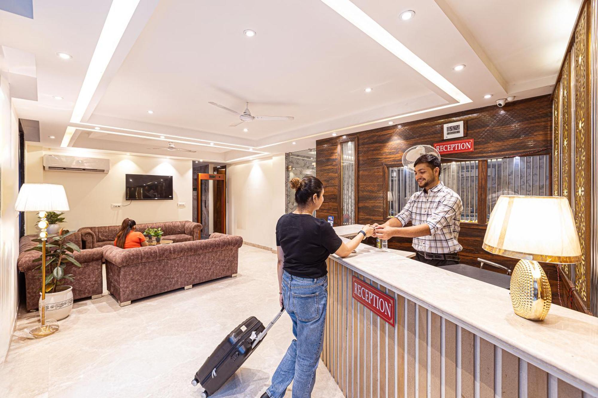 Hotel Emblem Suites- Near Delhi Airport Nova Deli Exterior foto