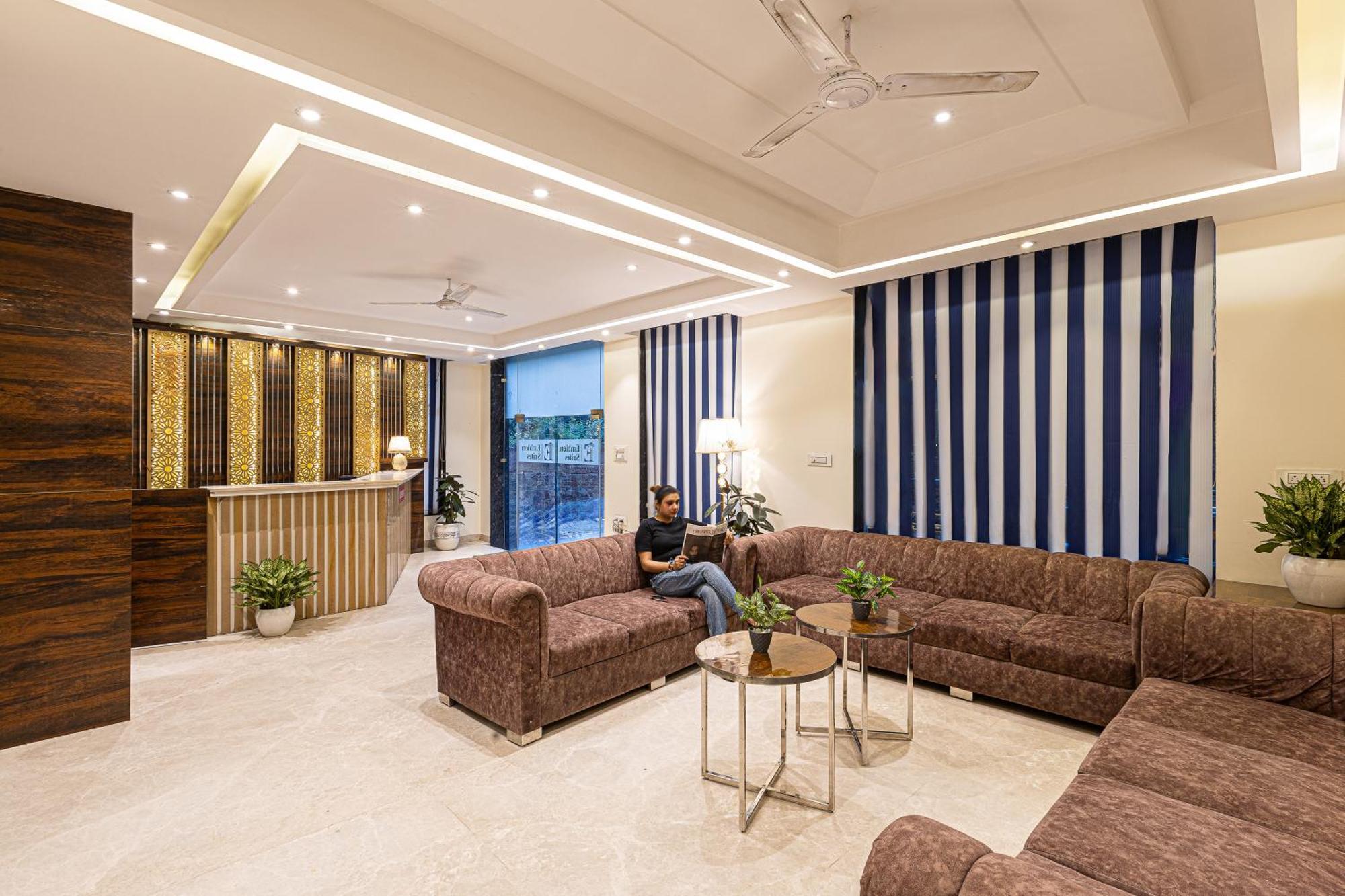 Hotel Emblem Suites- Near Delhi Airport Nova Deli Exterior foto