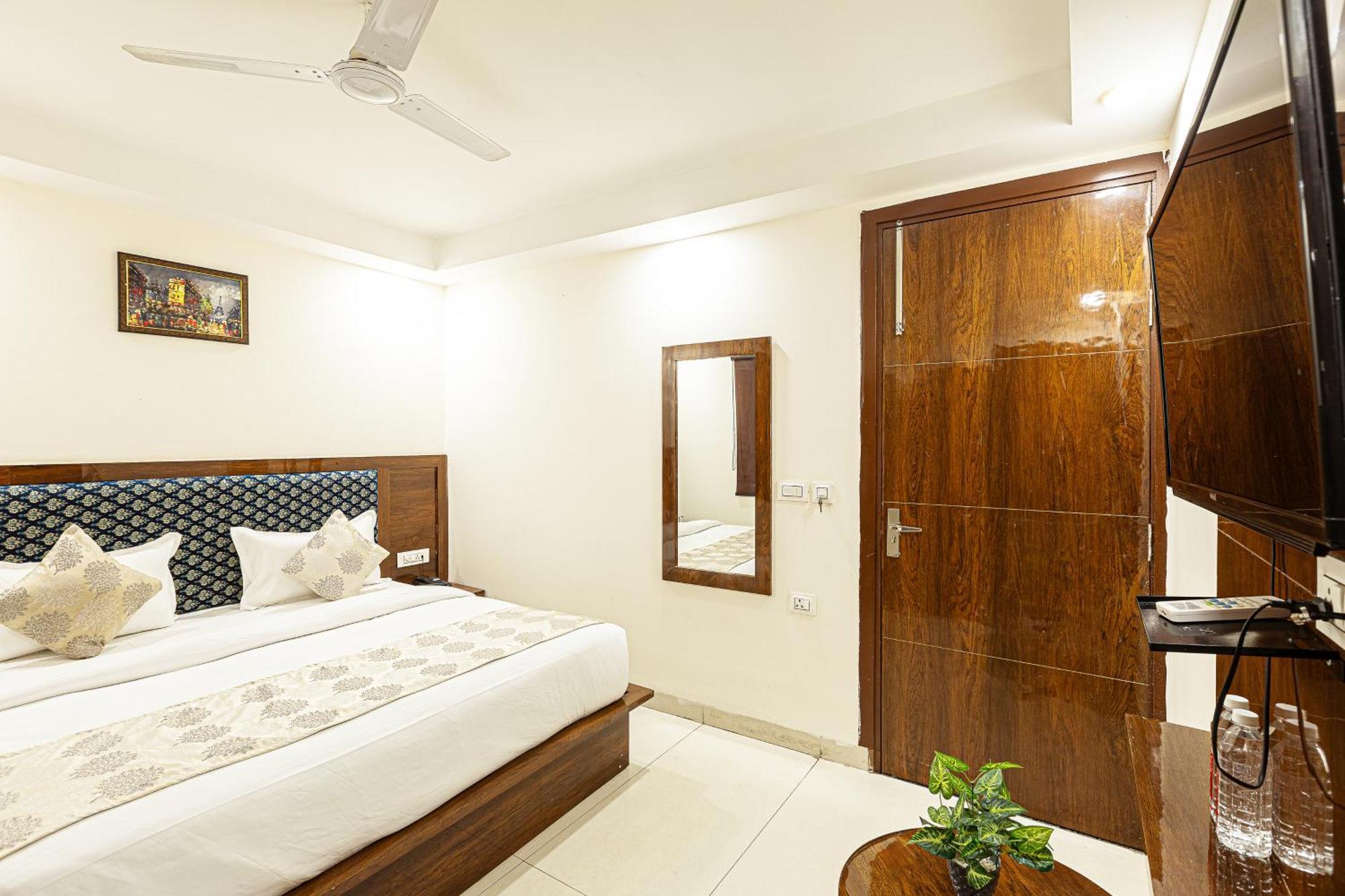 Hotel Emblem Suites- Near Delhi Airport Nova Deli Exterior foto