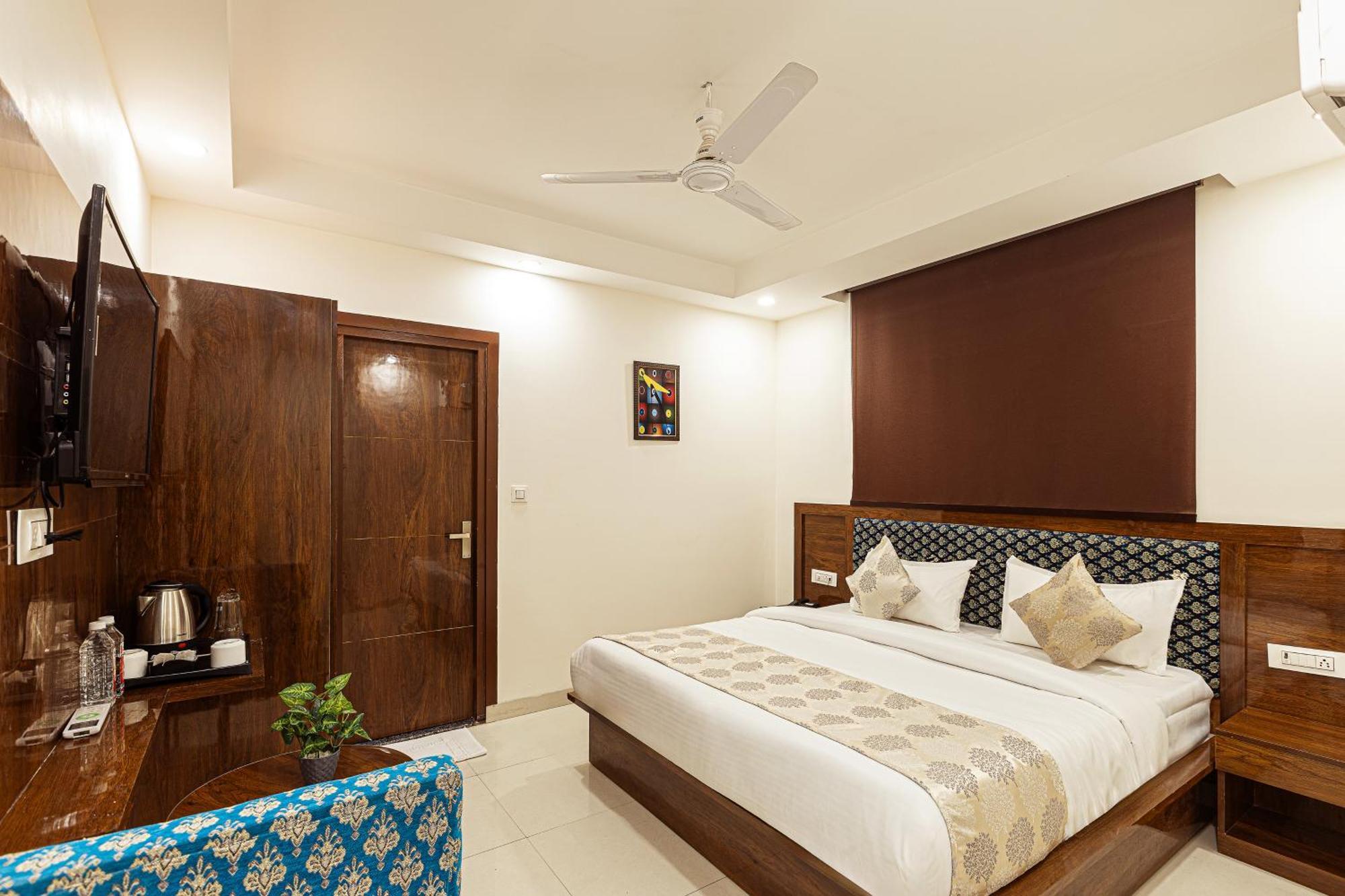 Hotel Emblem Suites- Near Delhi Airport Nova Deli Exterior foto