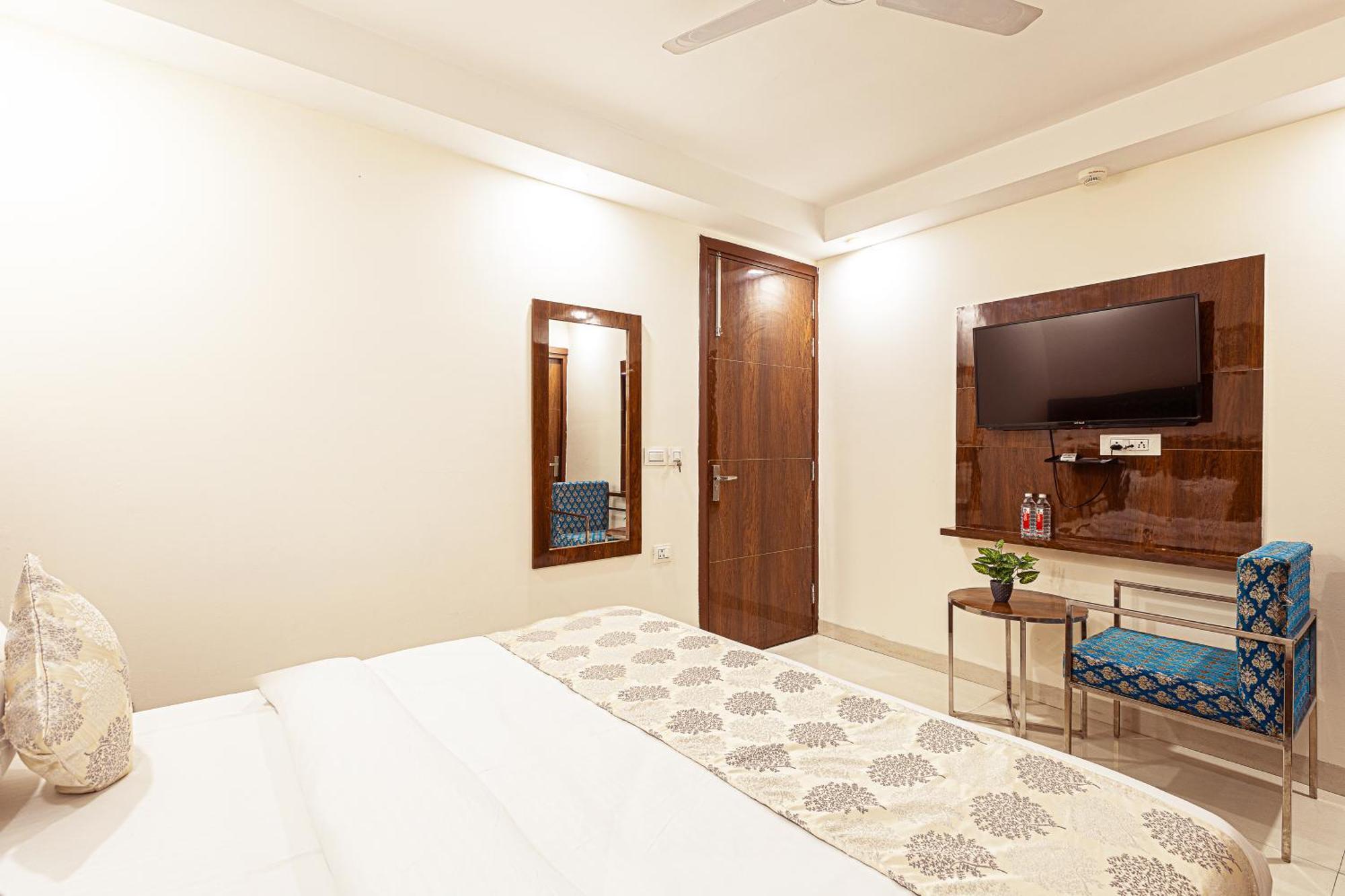 Hotel Emblem Suites- Near Delhi Airport Nova Deli Exterior foto