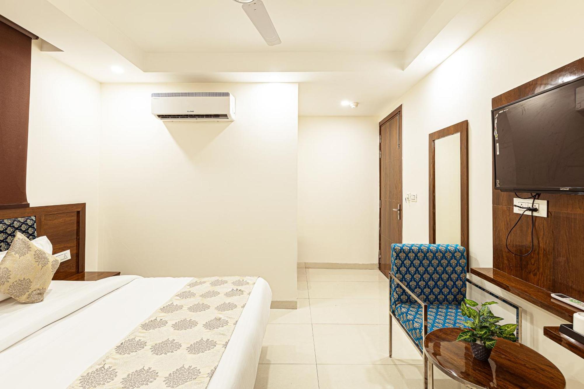 Hotel Emblem Suites- Near Delhi Airport Nova Deli Exterior foto