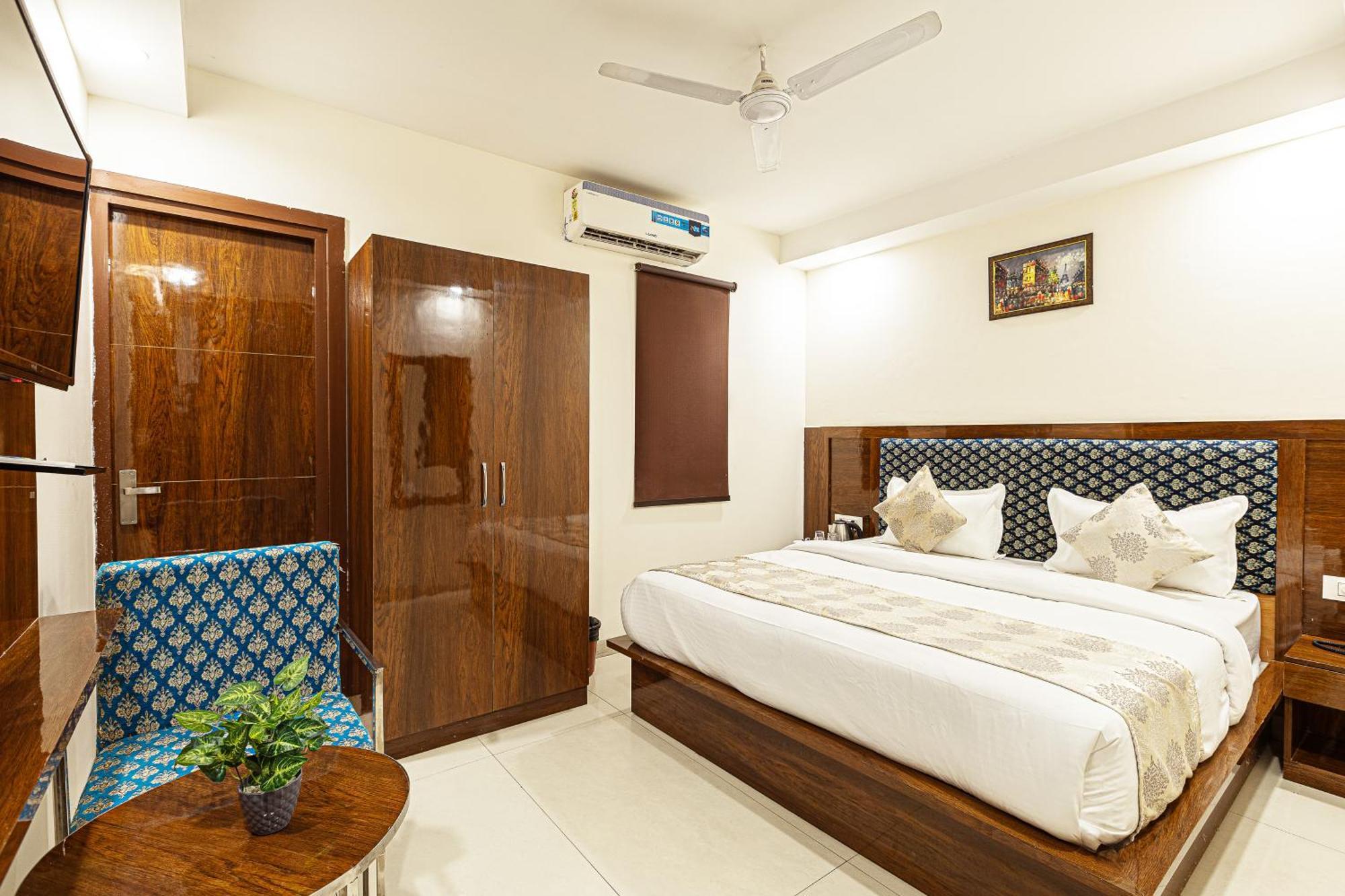 Hotel Emblem Suites- Near Delhi Airport Nova Deli Exterior foto