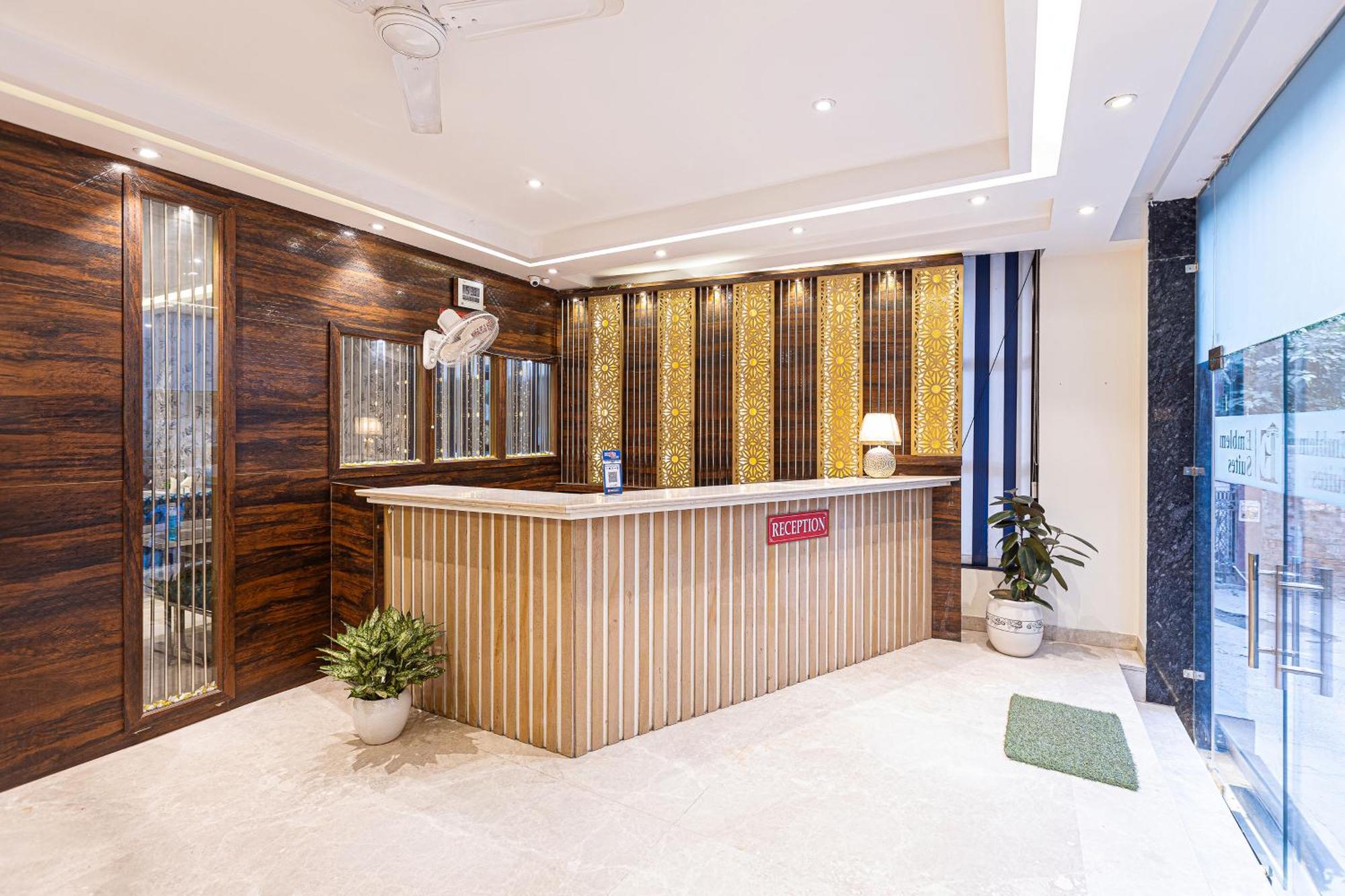Hotel Emblem Suites- Near Delhi Airport Nova Deli Exterior foto