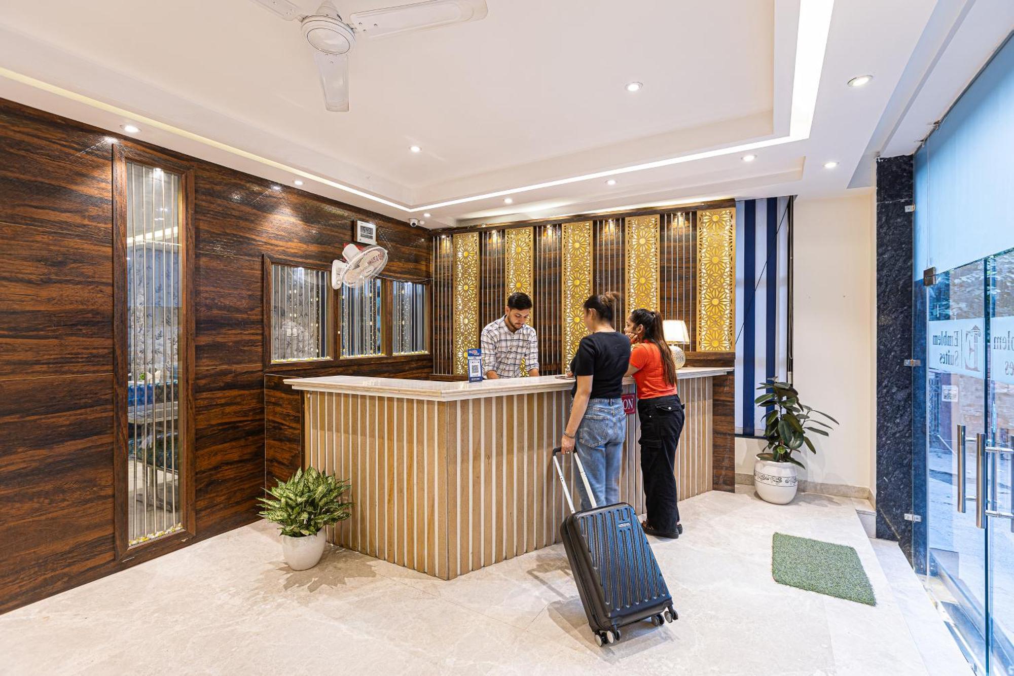 Hotel Emblem Suites- Near Delhi Airport Nova Deli Exterior foto