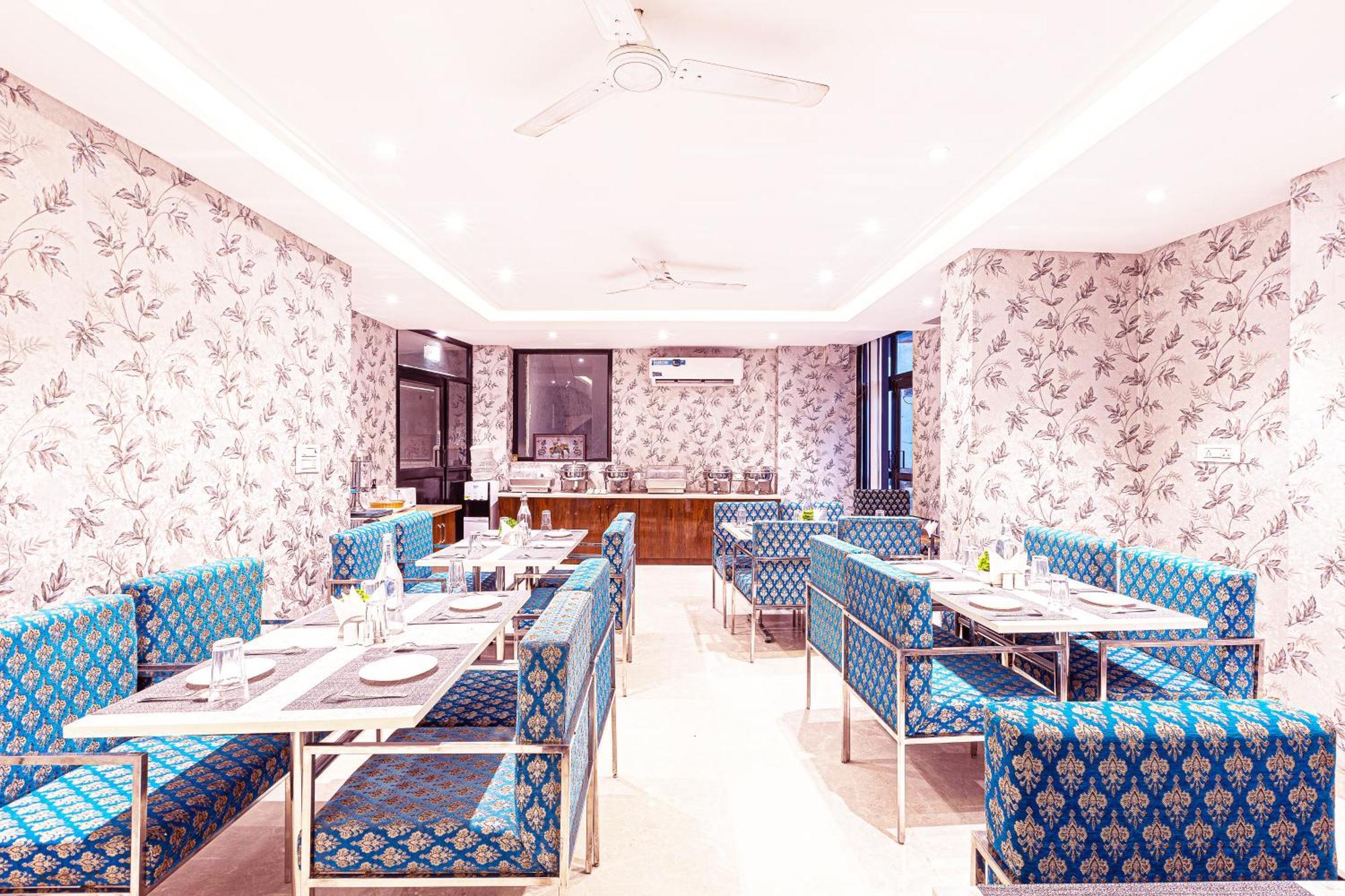 Hotel Emblem Suites- Near Delhi Airport Nova Deli Exterior foto