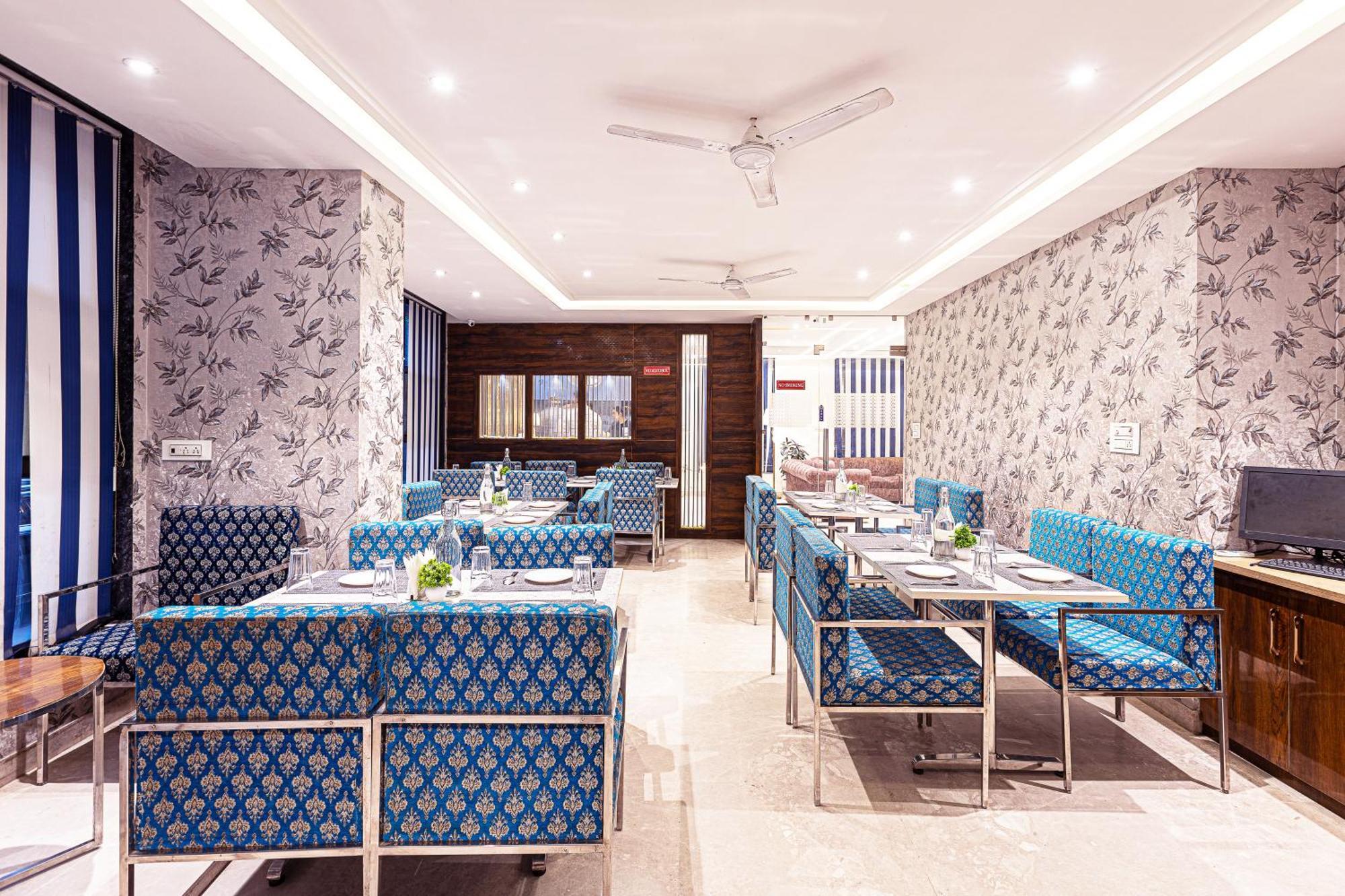 Hotel Emblem Suites- Near Delhi Airport Nova Deli Exterior foto